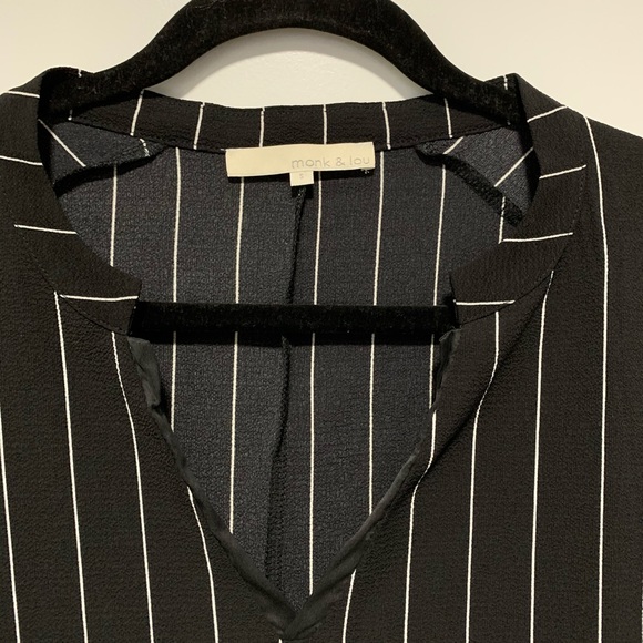 short sleeves black top - Picture 2 of 3